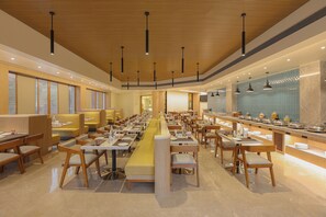 Déjeuner, dîner, souper et brunch servis sur place