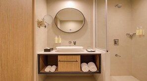 Chambre Exécutive avec lits jumeaux | Salle de bain | Douche, articles de toilette gratuits, sèche-cheveux