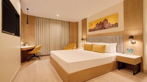 Premium bedding, down duvets, minibar, in-room safe - Lemon Tree Hotel Chinchwad Pune (Paud)