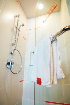Shower, free toiletries, hair dryer, slippers - HARRIS Hotel Batam Center Batam (Batam)