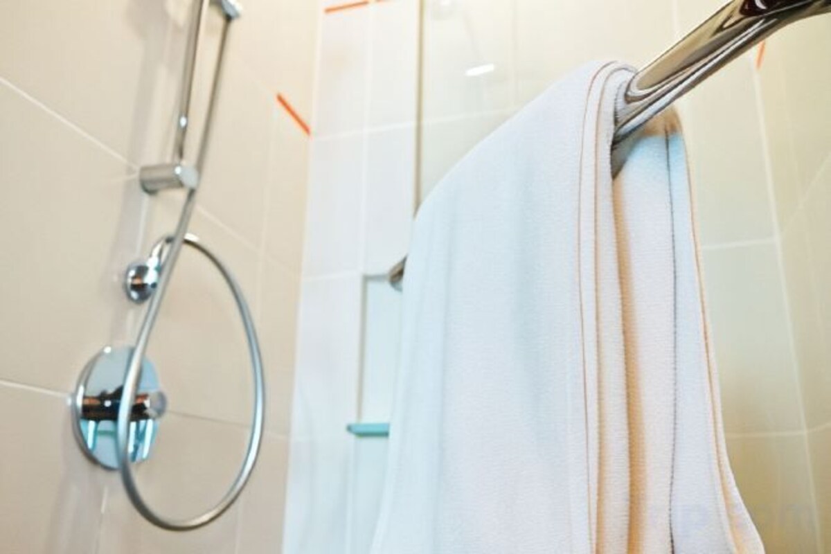 Ducha, artículos de tocador gratuitos, secador de pelo, pantuflas