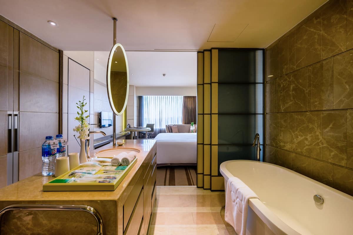 Baignoire et douche séparées, articles de toilette gratuits