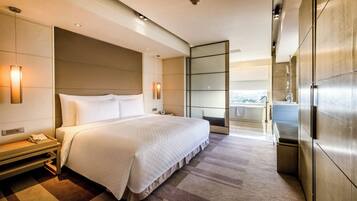 Suite Package- Prosperity Set Menu (1 King Bed) | Minibar, két bảo mật tại phòng, bàn, màn/rèm cản sáng