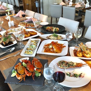 2 restaurants; breakfast, lunch and dinner served
