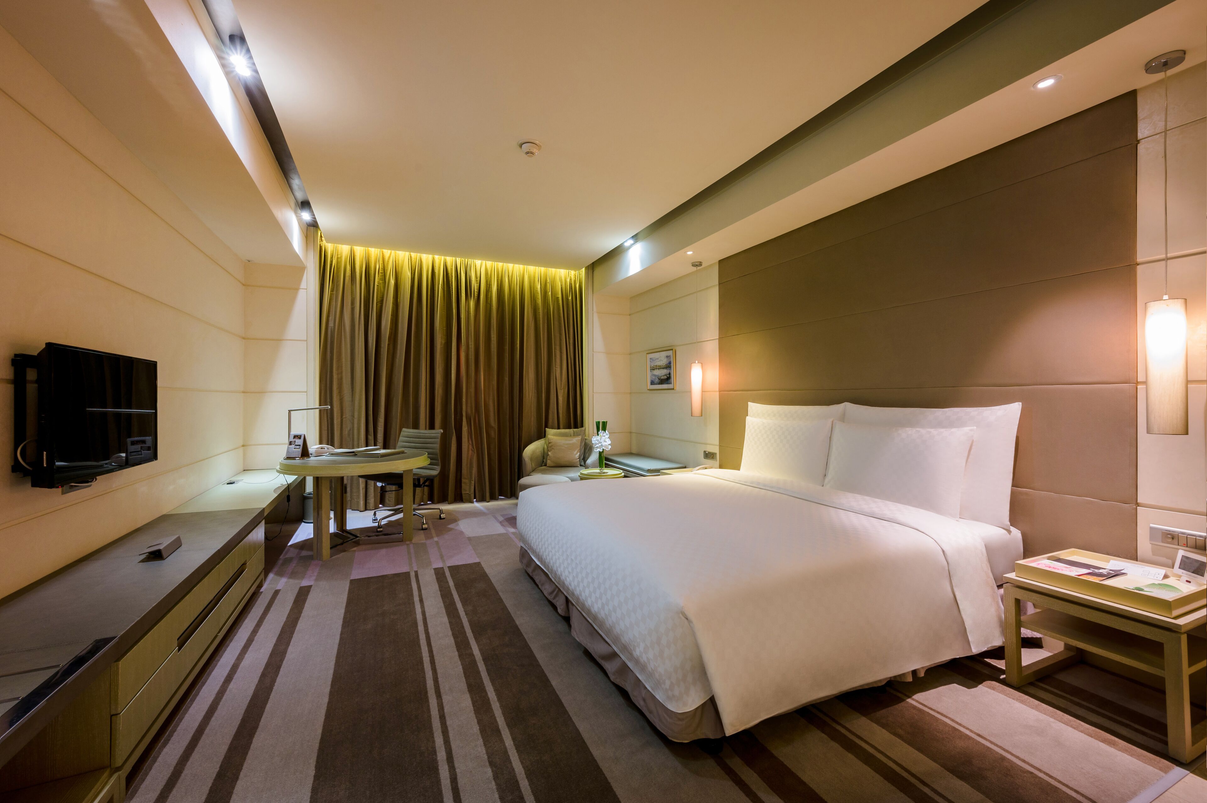 迷你吧、客房内保险箱、办公桌、遮光窗帘