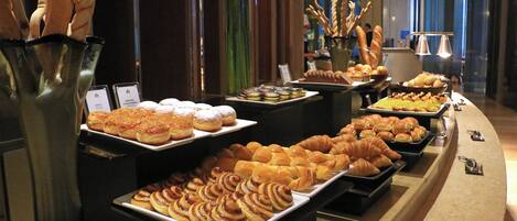 Ein Buffet mit verschiedenen Backwaren und Brot.