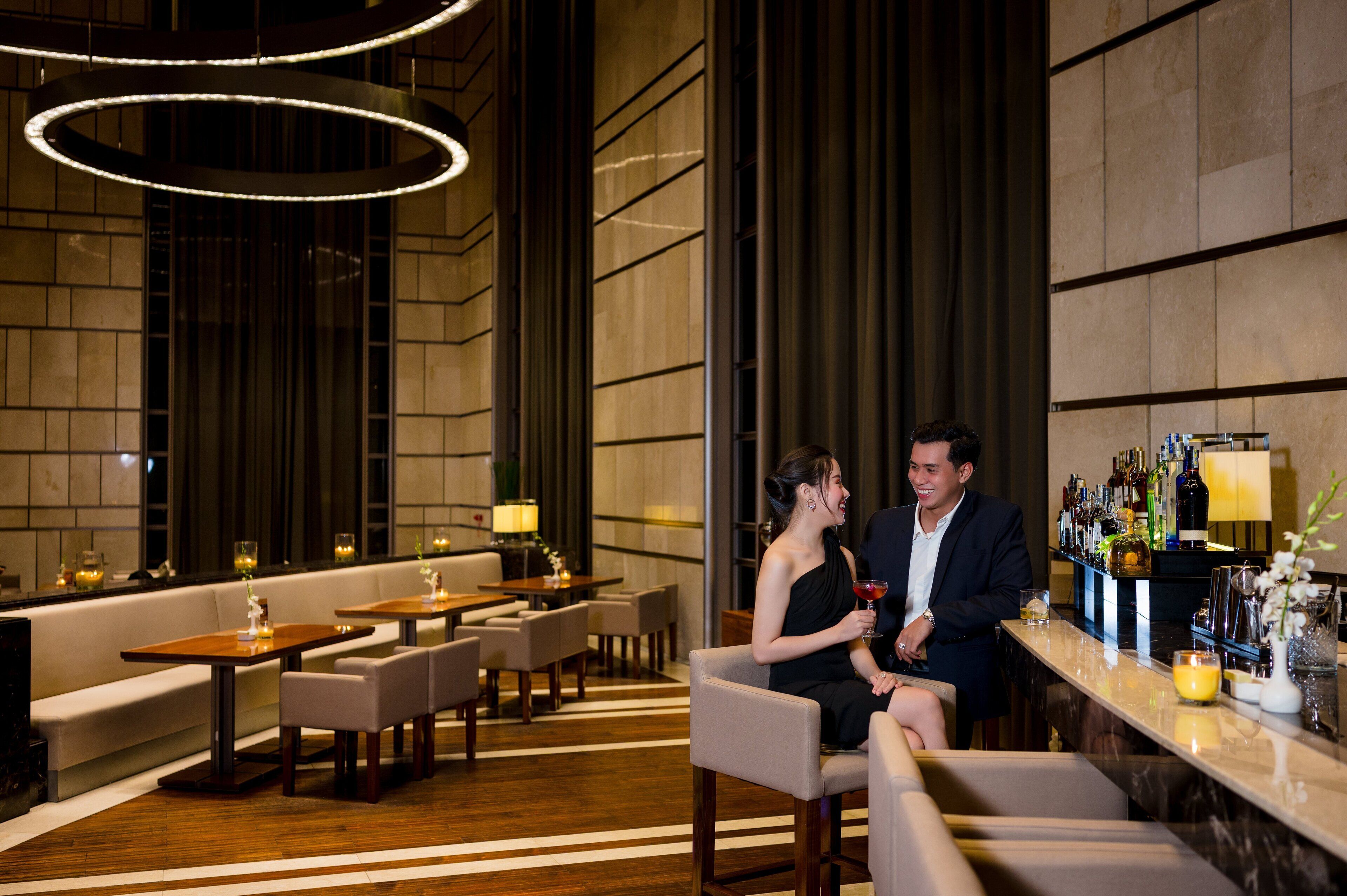 Un área de bar moderna con asientos y una barra.