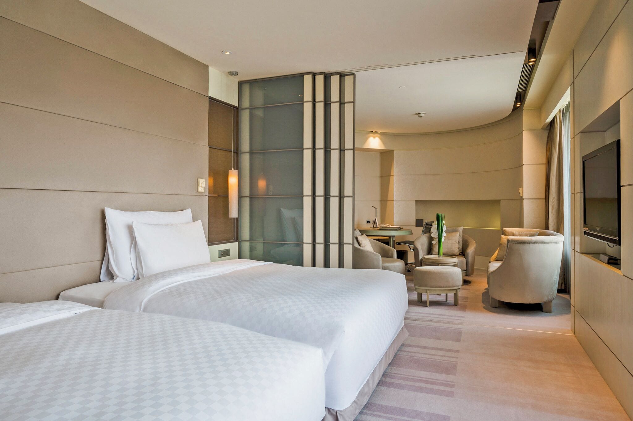 ジュニア スイート (New Year Suite Package (2 Queen Beds)) | ミニバー、セーフティボックス (室内)、デスク、遮光カーテン