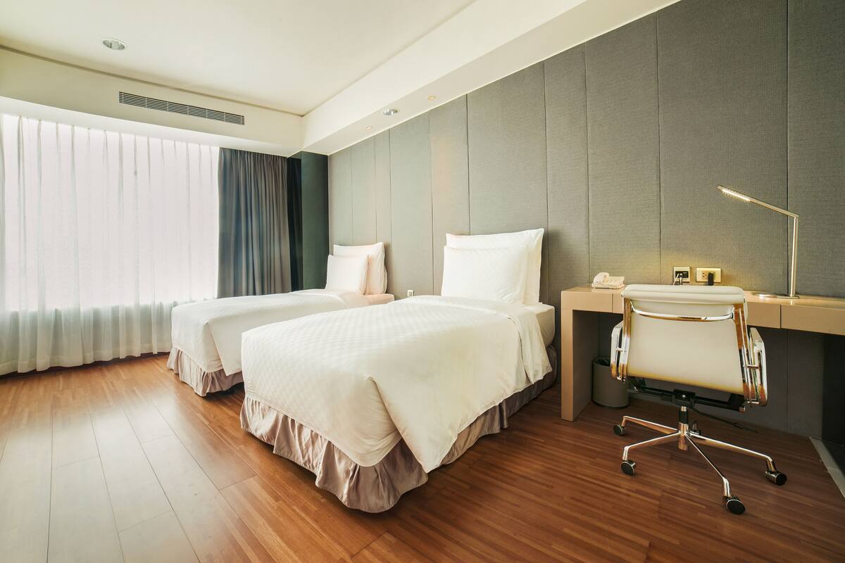 Two-Bedroom Apartment | Két bảo mật tại phòng, bàn, màn/rèm cản sáng, phòng cách âm 