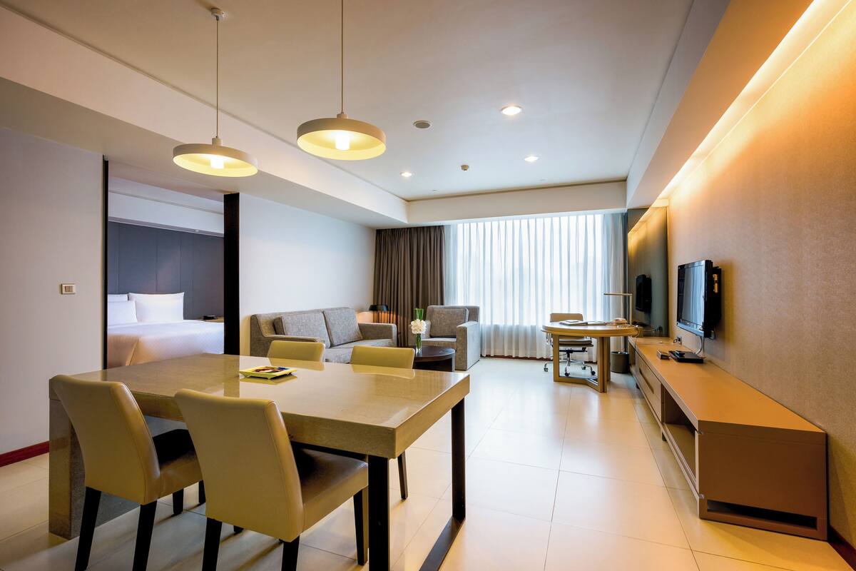 One-Bedroom Apartment | Két bảo mật tại phòng, bàn, màn/rèm cản sáng, phòng cách âm 
