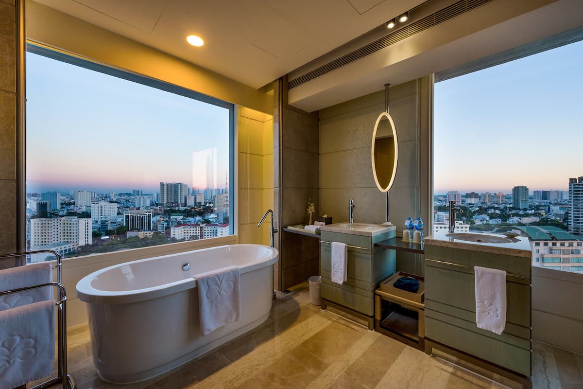 Baignoire et douche séparées, articles de toilette gratuits