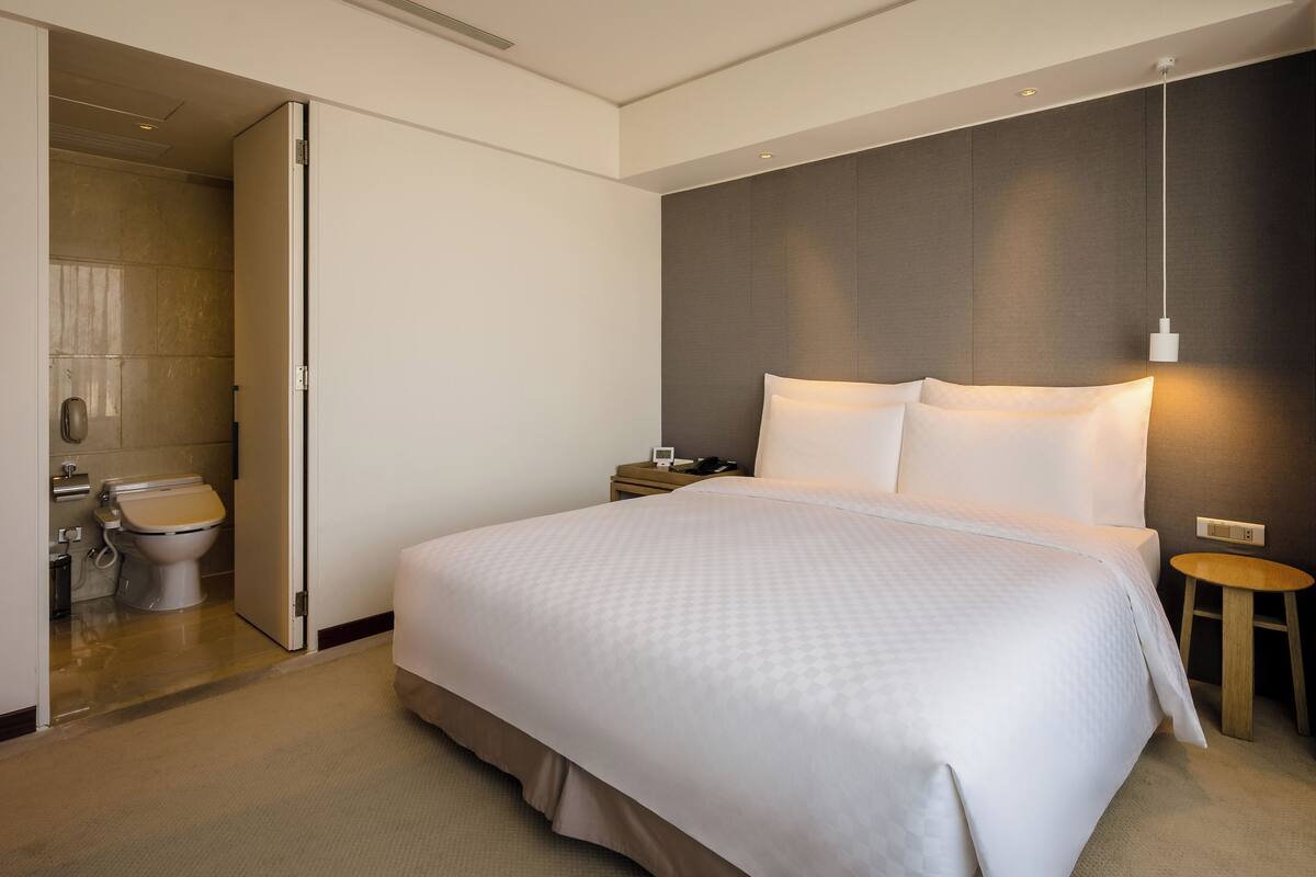 One-Bedroom Triangle Apartment | Két bảo mật tại phòng, bàn, màn/rèm cản sáng, phòng cách âm 