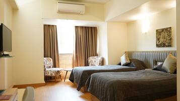 Deluxe Room | Minibar, in-room safe, desk, blackout curtains