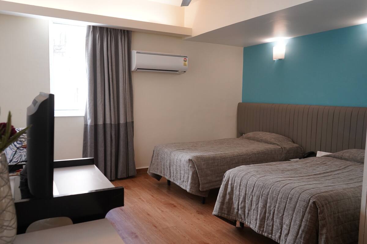 Superior Room | Minibar, in-room safe, desk, blackout drapes