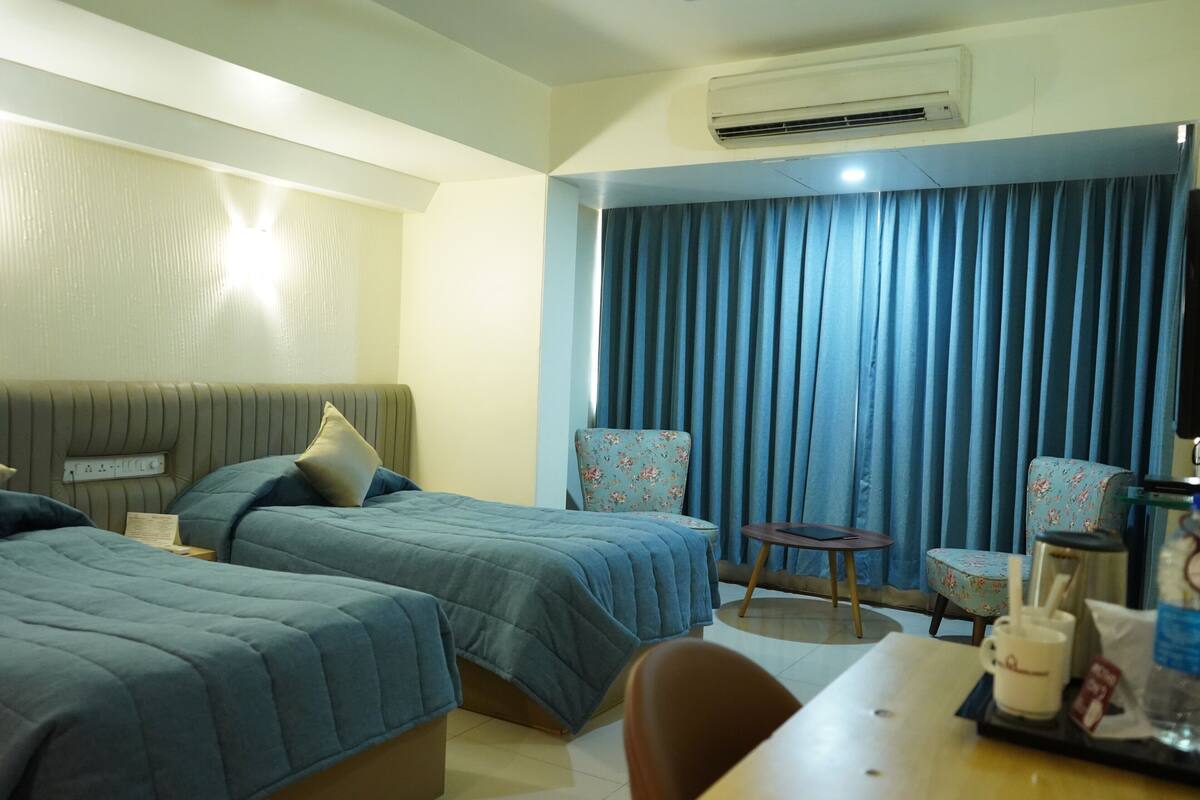 Deluxe Room | Minibar, in-room safe, desk, blackout drapes