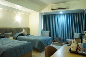 Deluxe Room | Minibar, in-room safe, desk, blackout drapes - Diplomat Hotel (Mumbai)