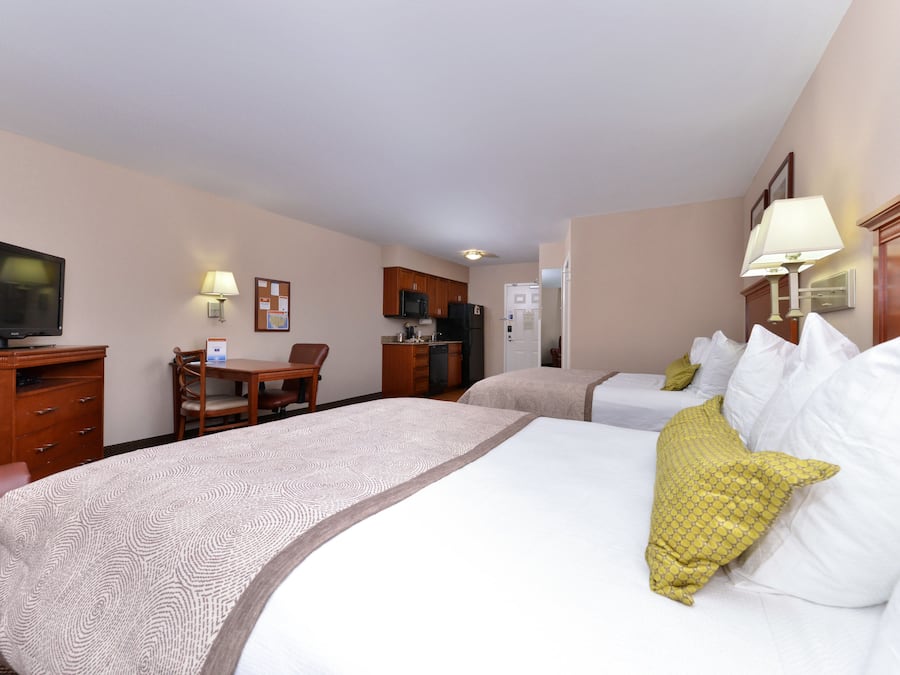 Escritorio, cortinas blackout y tabla de planchar con plancha