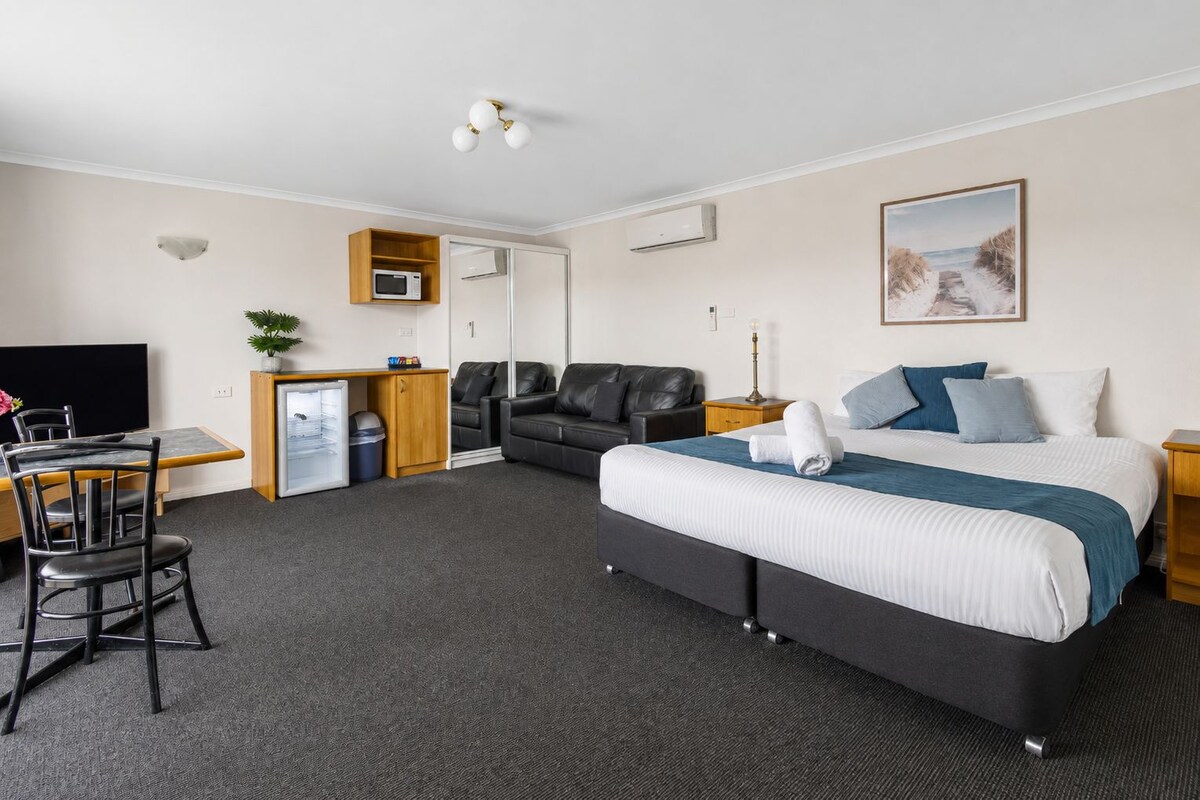 Chambre Deluxe, baignoire à jets | Fer et planche à repasser, accès au Wi-Fi (inclus), literie fournie
