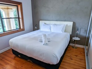 Tabla de planchar con plancha, wifi gratis y ropa de cama