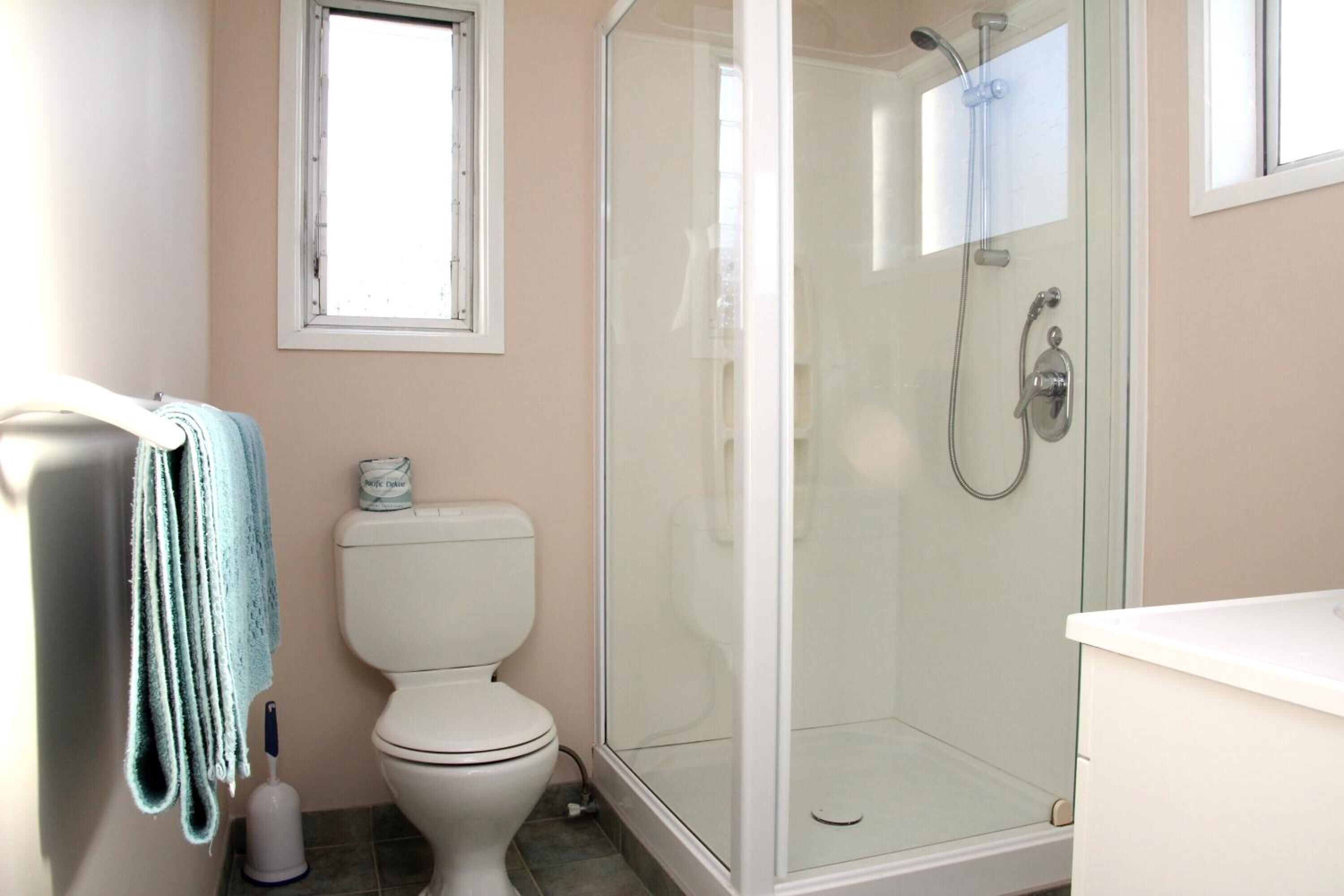Regadera, amenidades de baño gratuitas, secadora de cabello, toallas 