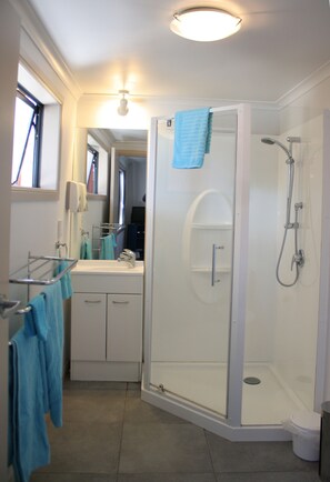 XKuaotunu Queen Room, Ensuite  | Bathroom | Hair dryer, towels