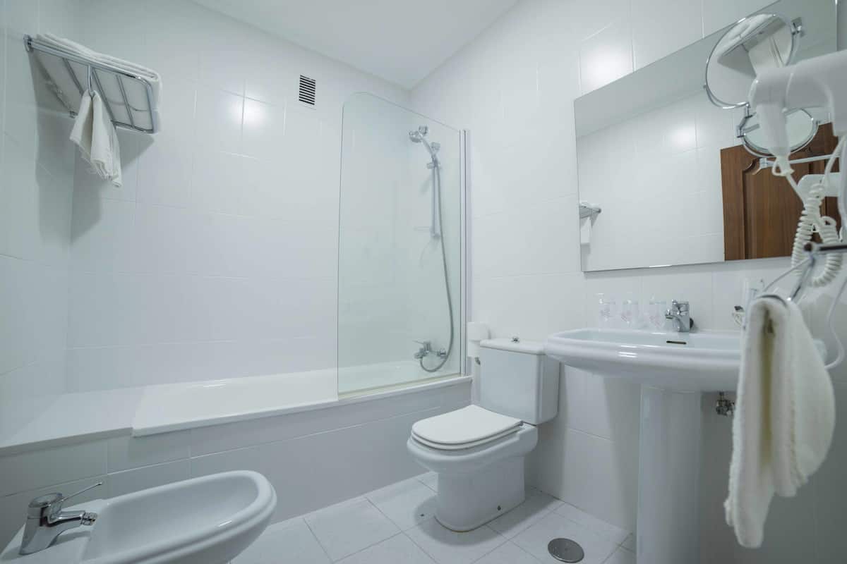 Bañera con ducha, artículos de tocador gratuitos, secador de pelo