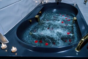 Suite (with Lounge) | Bany | Combinació de dutxa i banyera i articles de tocador gratuïts 