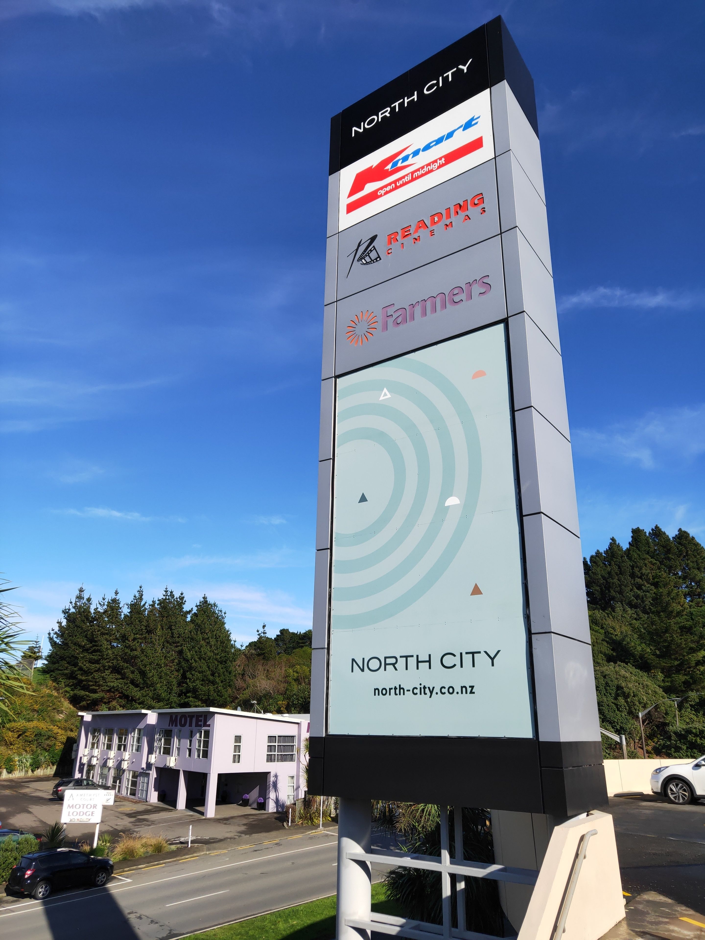 Un letrero alto con logotipos de North City, Reading y Farmers.