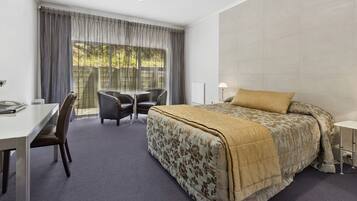 Sengetøy av topp kvalitet, skrivebord, lydisolert og strykejern/-brett