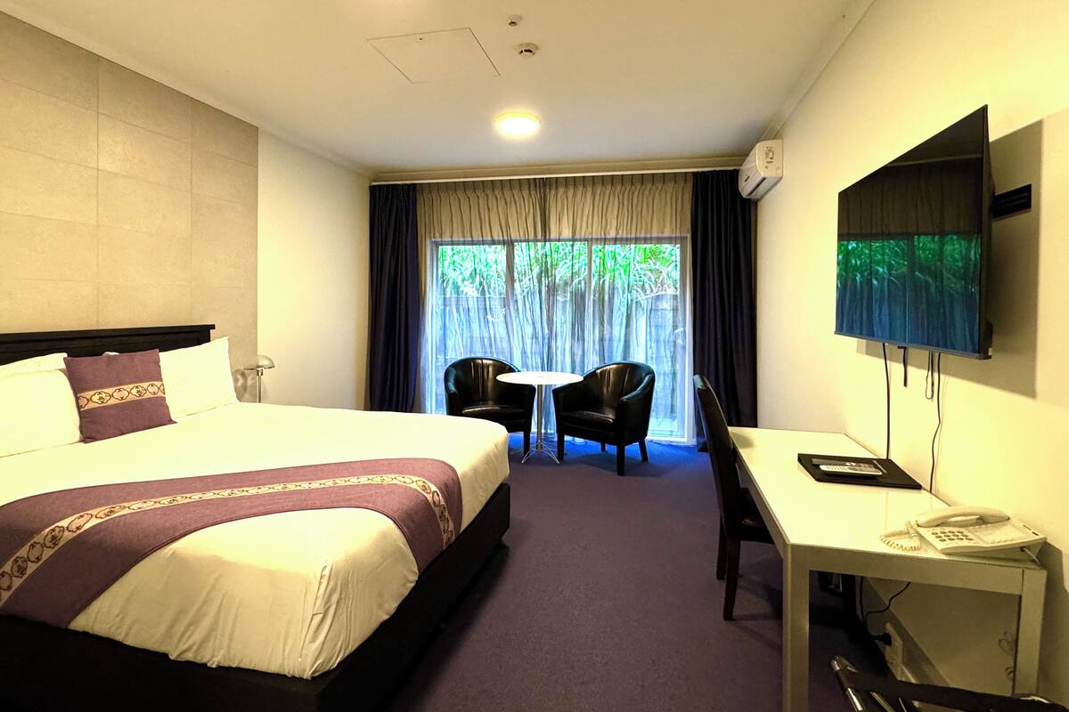 Executive Studio Suite | Premium bedding, desk, soundproofing, iron/ironing board