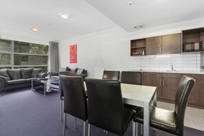 Ropa de cama de alta calidad, escritorio y sistema de insonorización 