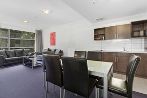 Roupas de cama premium, escrivaninha, quartos à prova de som