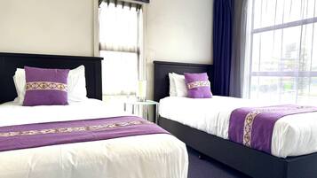 Suite, 2 camere da letto, angolo cottura (Suites) | 1 camera, biancheria da letto di alta qualità, una scrivania