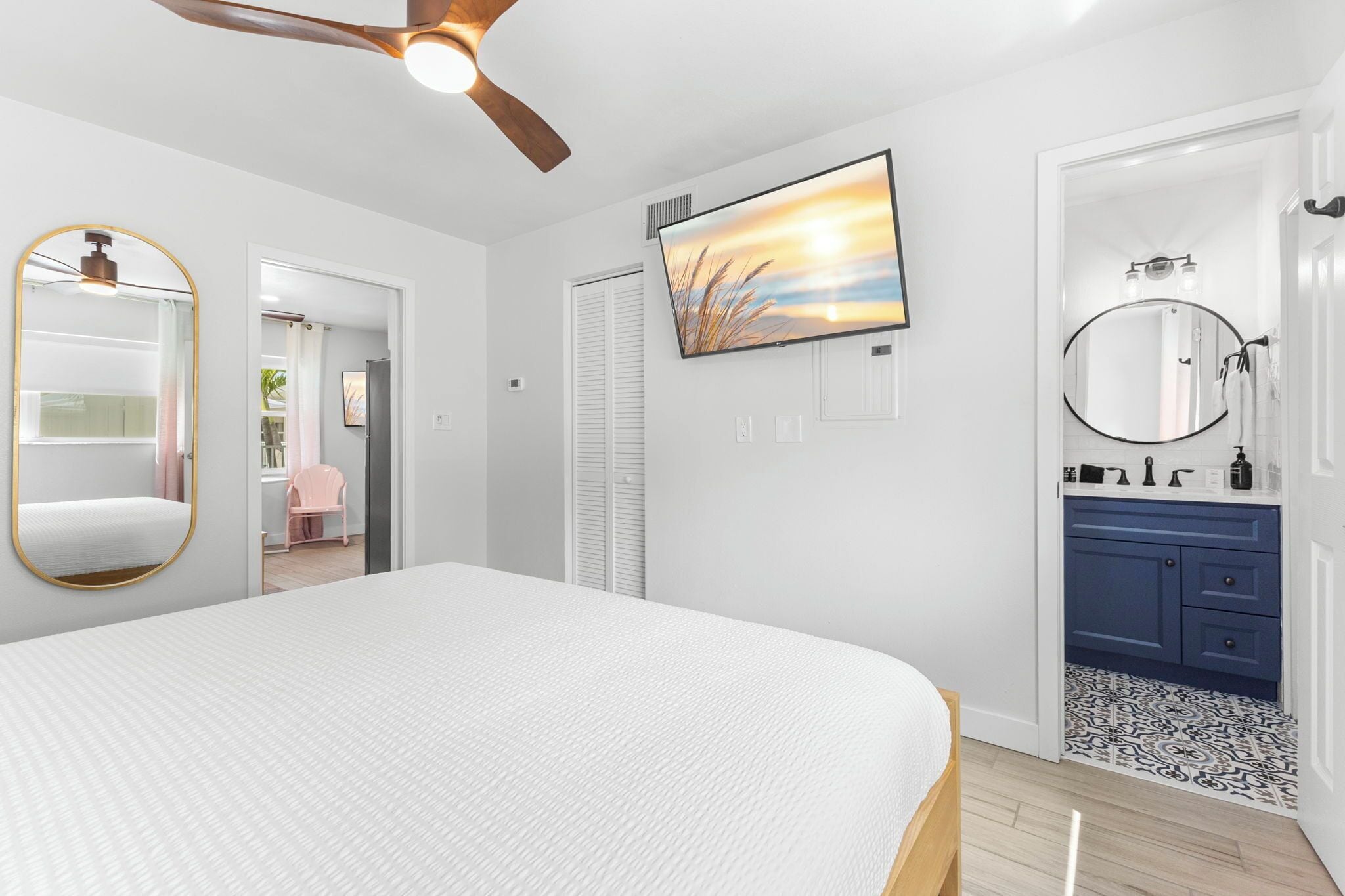 King Suite | Premium bedding, down comforters, pillowtop beds, WiFi (free)