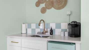 Coffee/tea maker, freezer, ice maker