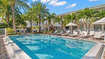 2 buitenzwembaden, een verwarmd zwembad en parasols bij het zwembad