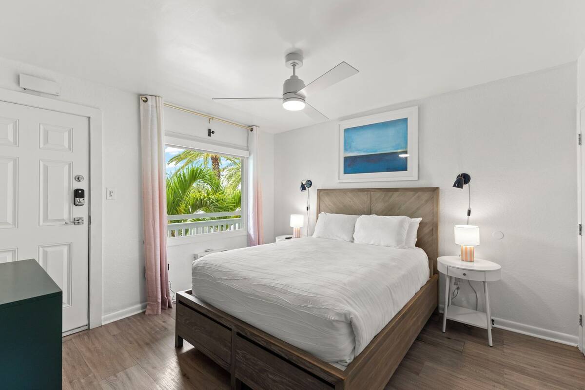 Pool View North Petite | เครื่องนอนระดับพรีเมียม, ผ้านวมขนเป็ด, เตียงพร้อมฟูกเสริมที่นอน