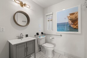 Tweepersoonskamer, 1 kingsize bed met slaapbank, toegankelijk voor mindervaliden | Badkamer | Een douche, gratis toiletartikelen, een haardroger, handdoeken
