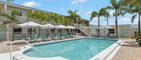 2 piscinas externas, piscina aquecida, guarda-sóis, espreguiçadeiras
