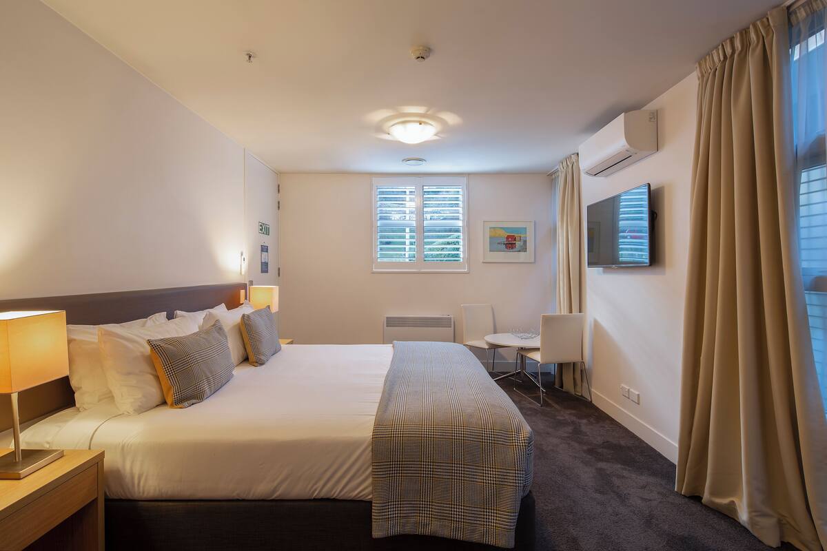 1 bedroom, individually decorated, individually furnished