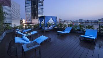 Utomhuspool, parasoller och solstolar