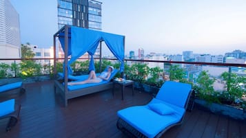 Outdoor pool, pool umbrellas, sun loungers