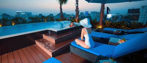 Piscine extérieure, parasols de plage, chaises longues