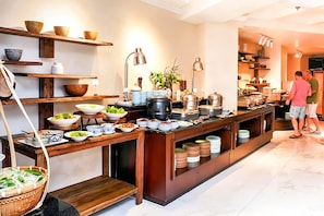 Daily buffet breakfast (VND 450000 per person)