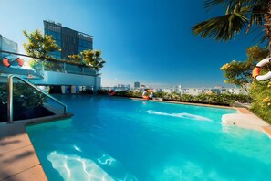 Outdoor pool, pool umbrellas, pool loungers - Alagon City Hotel & Spa (Ho Chi Minh City)