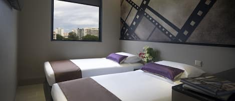 Escritorio, wifi gratis y ropa de cama