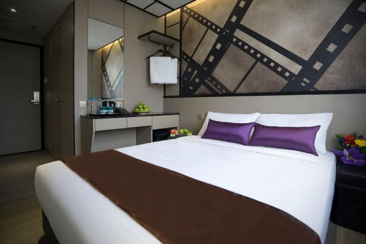 Escritorio, wifi gratis y ropa de cama 
