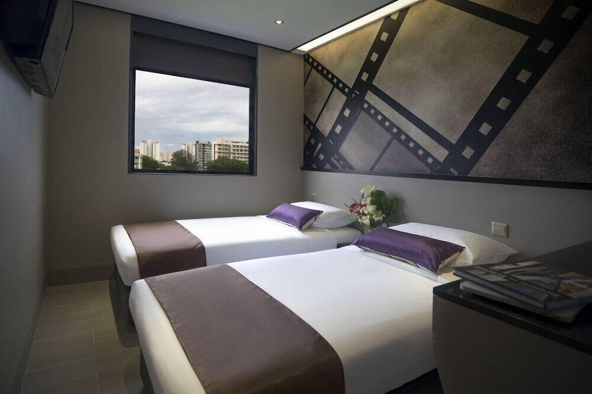 Escritorio, wifi gratis y ropa de cama