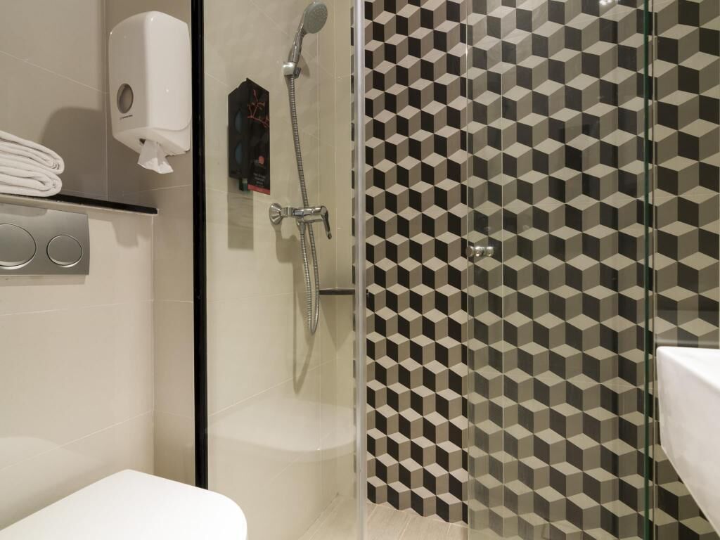 Bathroom | Combined shower/bathtub, free toiletries, hair dryer, towels