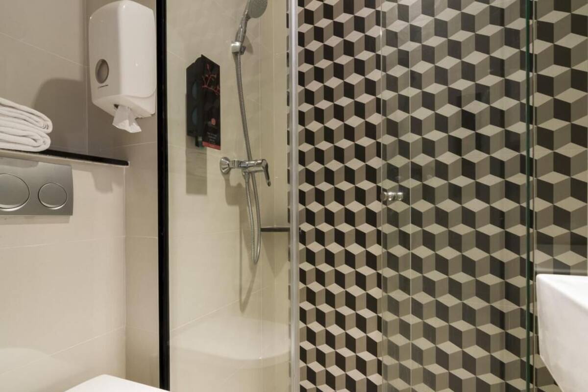 Bathroom | Combined shower/bathtub, free toiletries, hair dryer, towels